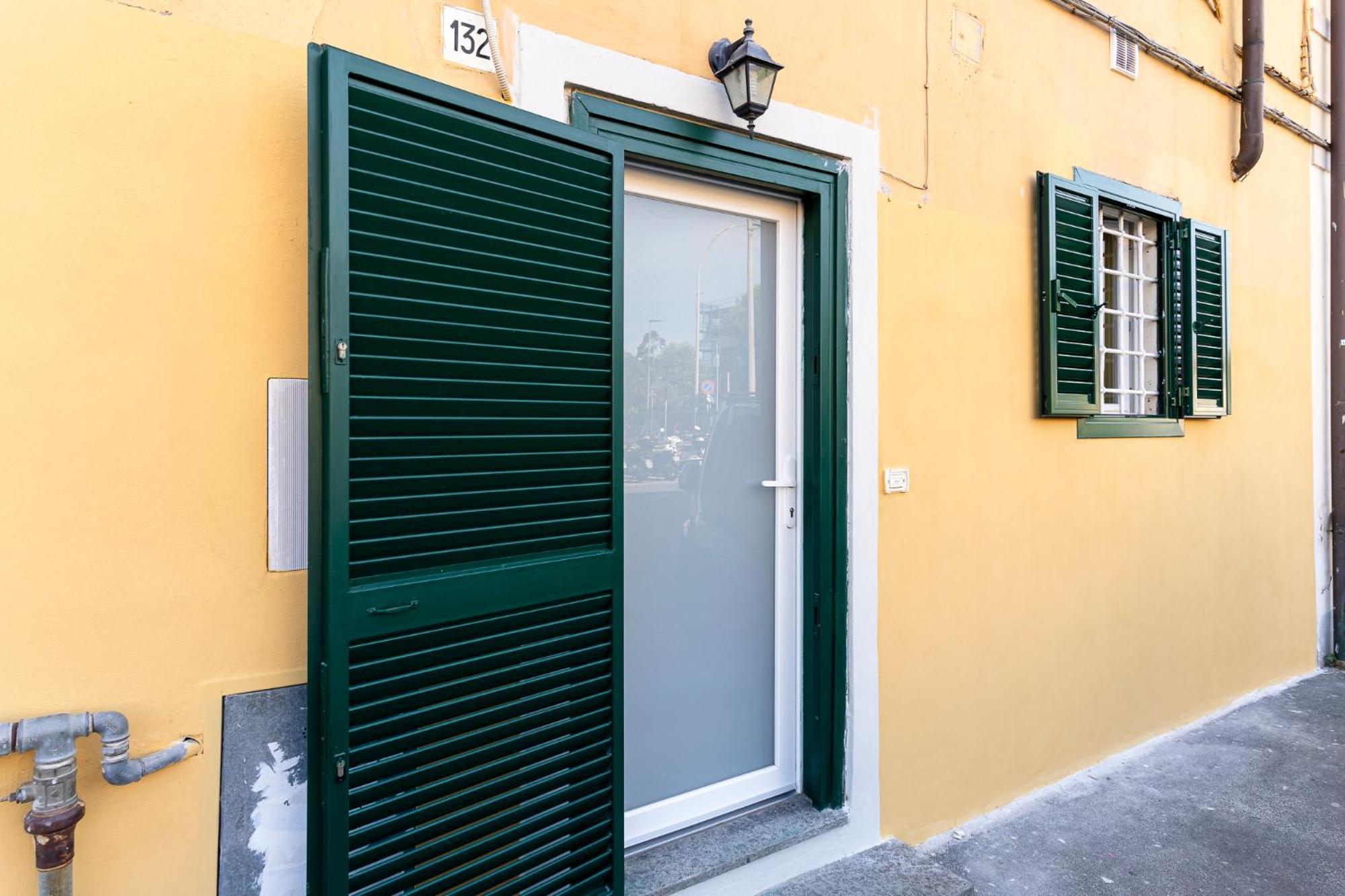 Livorno Yellow Apartament Near The Sea Екстериор снимка